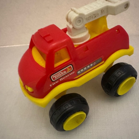 Bright Red and Yellow Tonka Fire Rescue Toy Truck with Ladder. - Picture 1 of 12